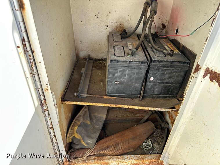 image for item OM9894 1984 Ford 9000 tow truck