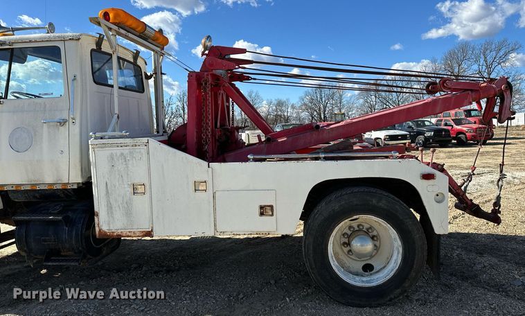 image for item OM9894 1984 Ford 9000 tow truck