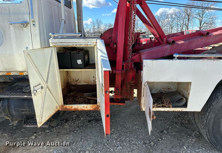 image for item OM9894 1984 Ford 9000 tow truck