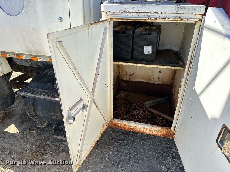 image for item OM9894 1984 Ford 9000 tow truck