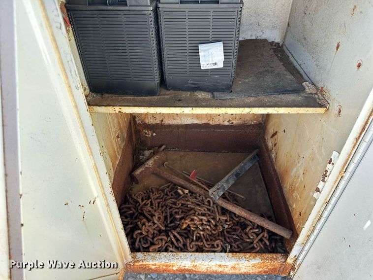 image for item OM9894 1984 Ford 9000 tow truck