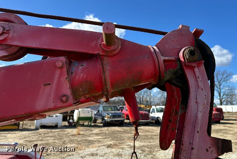 image for item OM9894 1984 Ford 9000 tow truck