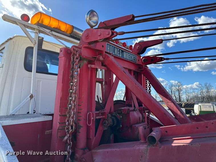 image for item OM9894 1984 Ford 9000 tow truck