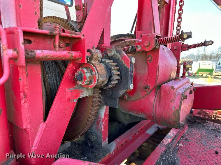 image for item OM9894 1984 Ford 9000 tow truck