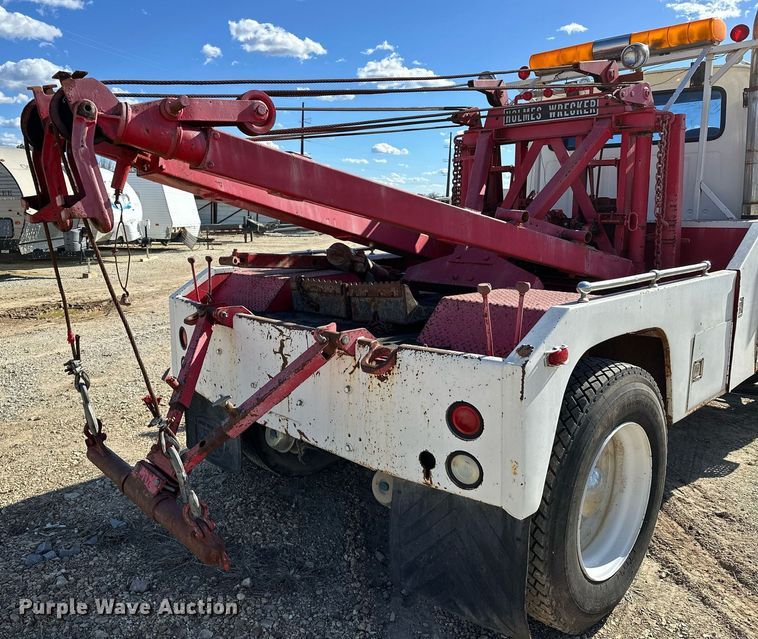 image for item OM9894 1984 Ford 9000 tow truck