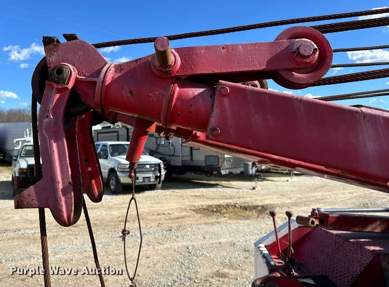 image for item OM9894 1984 Ford 9000 tow truck