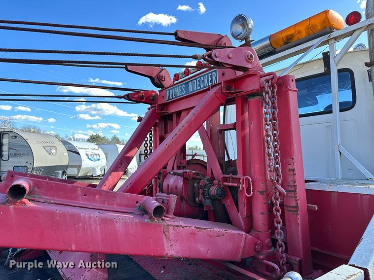 image for item OM9894 1984 Ford 9000 tow truck