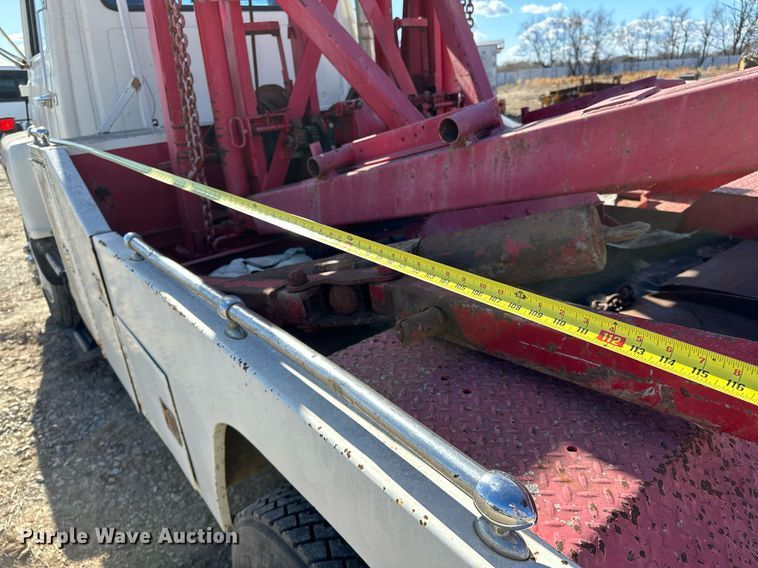 image for item OM9894 1984 Ford 9000 tow truck