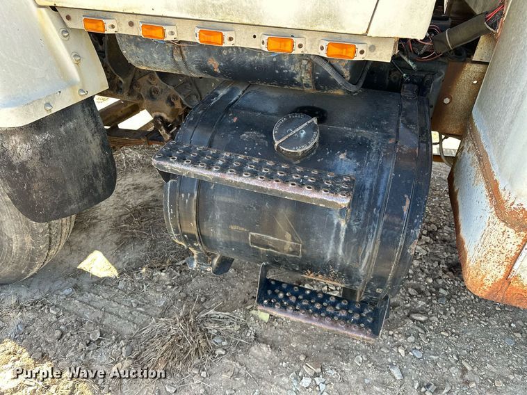 image for item OM9894 1984 Ford 9000 tow truck