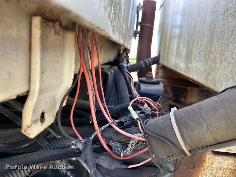 image for item OM9894 1984 Ford 9000 tow truck