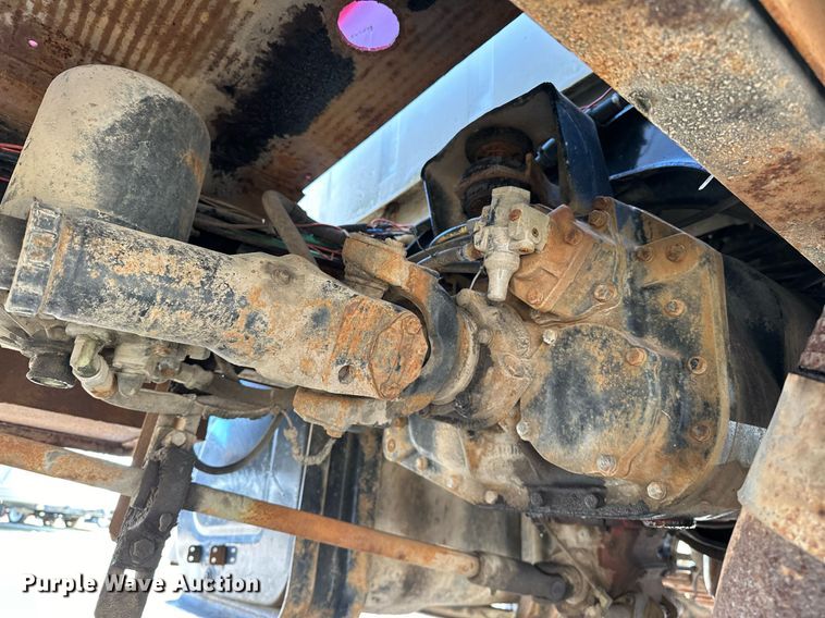 image for item OM9894 1984 Ford 9000 tow truck