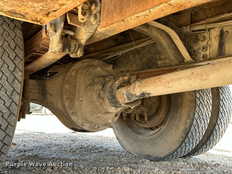 image for item OM9894 1984 Ford 9000 tow truck