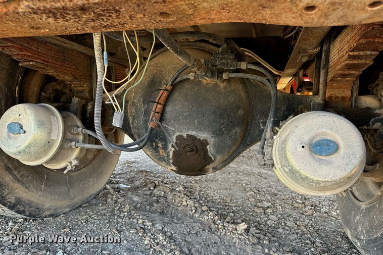 image for item OM9894 1984 Ford 9000 tow truck