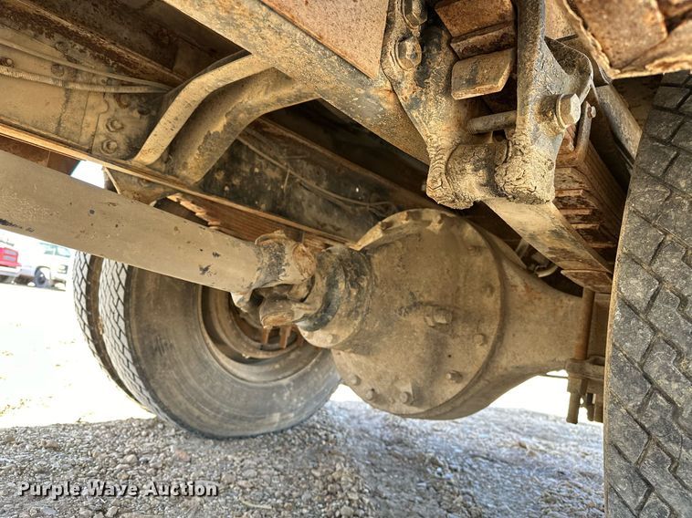 image for item OM9894 1984 Ford 9000 tow truck