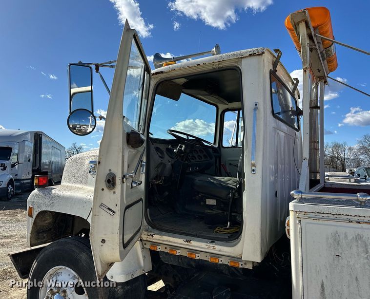 image for item OM9894 1984 Ford 9000 tow truck