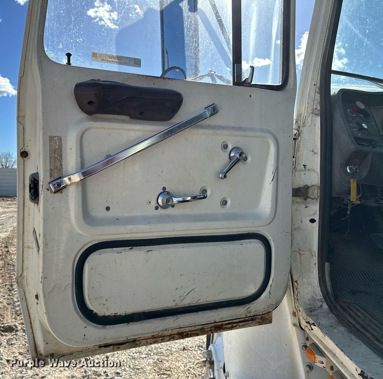 image for item OM9894 1984 Ford 9000 tow truck