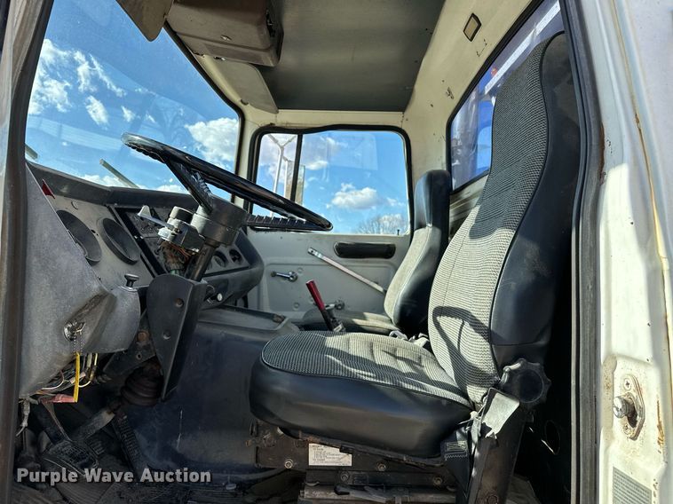 image for item OM9894 1984 Ford 9000 tow truck