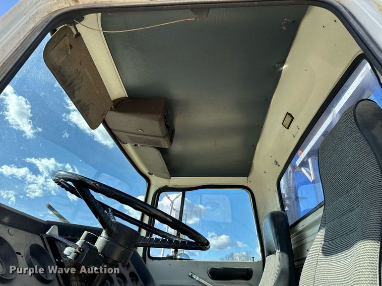 image for item OM9894 1984 Ford 9000 tow truck