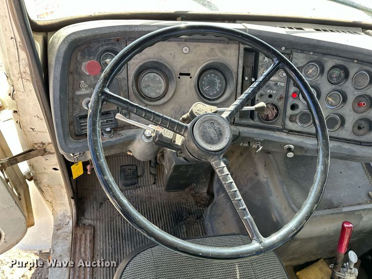 image for item OM9894 1984 Ford 9000 tow truck