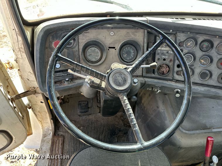 image for item OM9894 1984 Ford 9000 tow truck