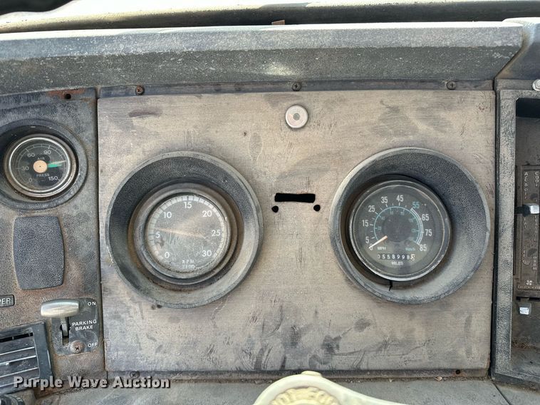 image for item OM9894 1984 Ford 9000 tow truck