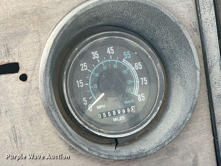 image for item OM9894 1984 Ford 9000 tow truck