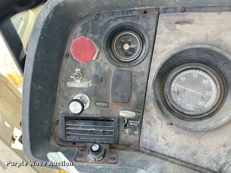 image for item OM9894 1984 Ford 9000 tow truck