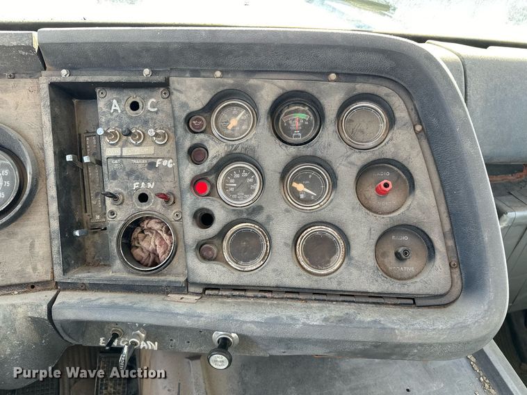 image for item OM9894 1984 Ford 9000 tow truck