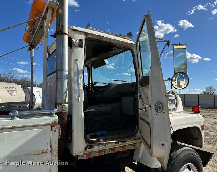 image for item OM9894 1984 Ford 9000 tow truck