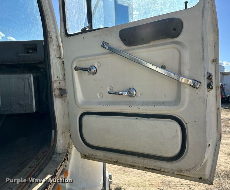 image for item OM9894 1984 Ford 9000 tow truck