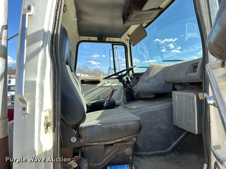 image for item OM9894 1984 Ford 9000 tow truck