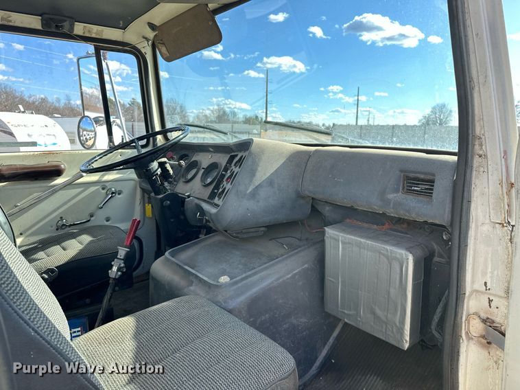 image for item OM9894 1984 Ford 9000 tow truck