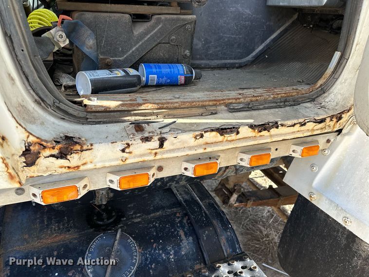 image for item OM9894 1984 Ford 9000 tow truck