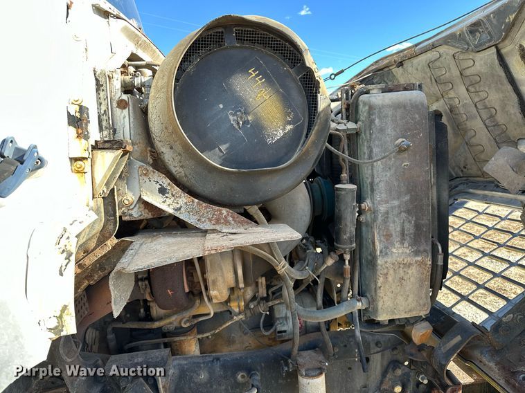 image for item OM9894 1984 Ford 9000 tow truck