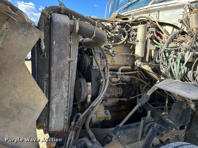 image for item OM9894 1984 Ford 9000 tow truck