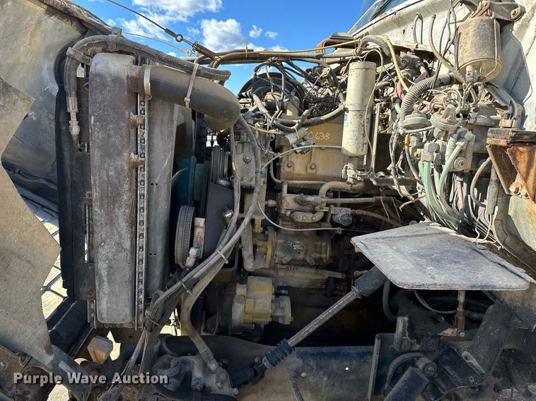 image for item OM9894 1984 Ford 9000 tow truck