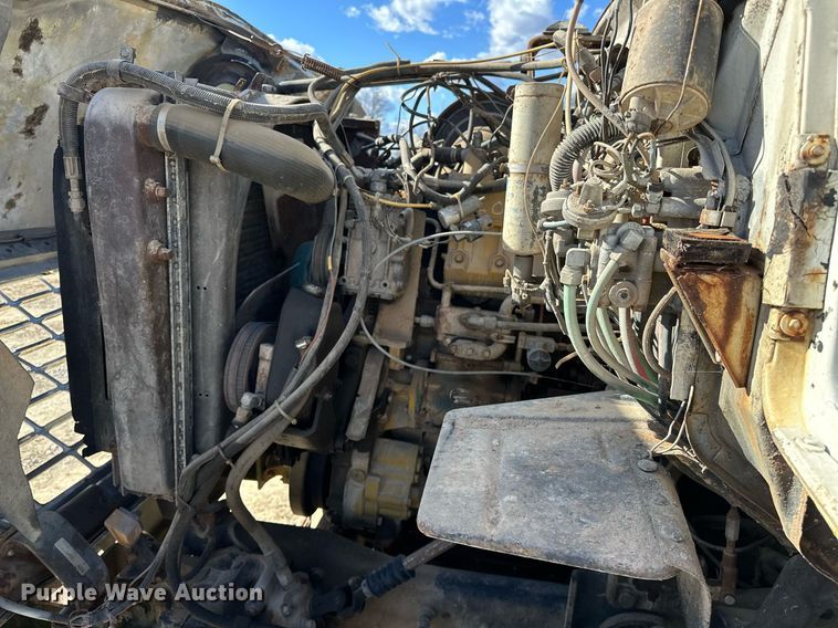 image for item OM9894 1984 Ford 9000 tow truck