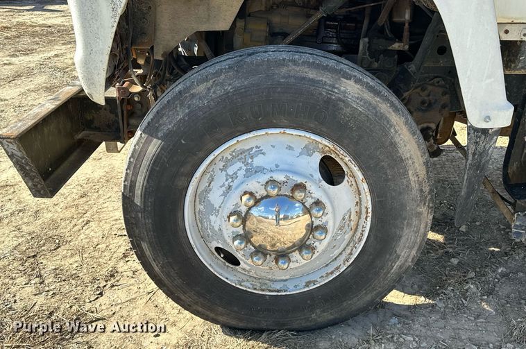 image for item OM9894 1984 Ford 9000 tow truck