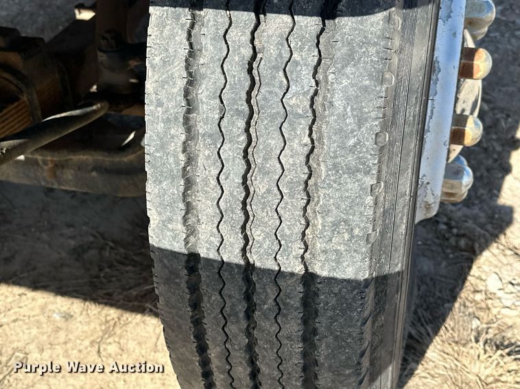 image for item OM9894 1984 Ford 9000 tow truck