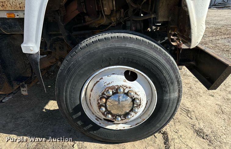 image for item OM9894 1984 Ford 9000 tow truck