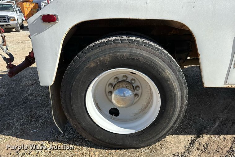 image for item OM9894 1984 Ford 9000 tow truck