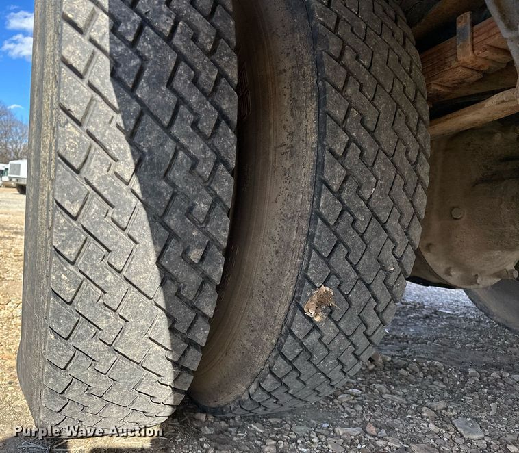 image for item OM9894 1984 Ford 9000 tow truck