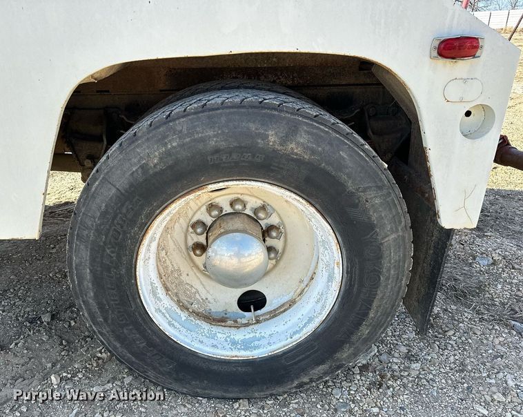 image for item OM9894 1984 Ford 9000 tow truck