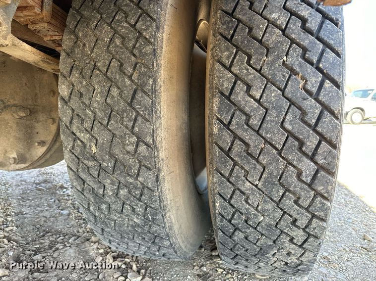 image for item OM9894 1984 Ford 9000 tow truck