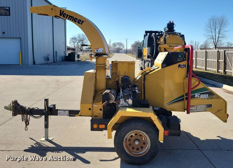 image for item DG0416 2013 Vermeer BC900XL wood chipper
