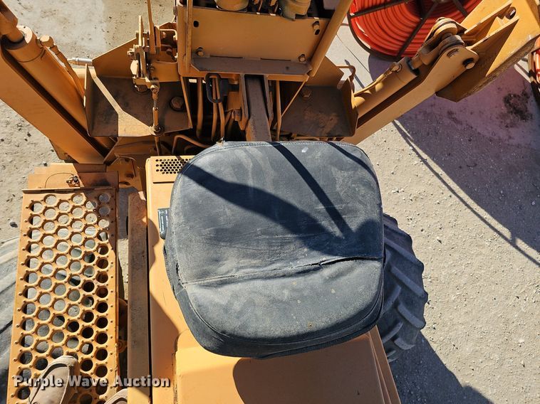 image for item DK0589 2000 Case 660 vibratory cable plow