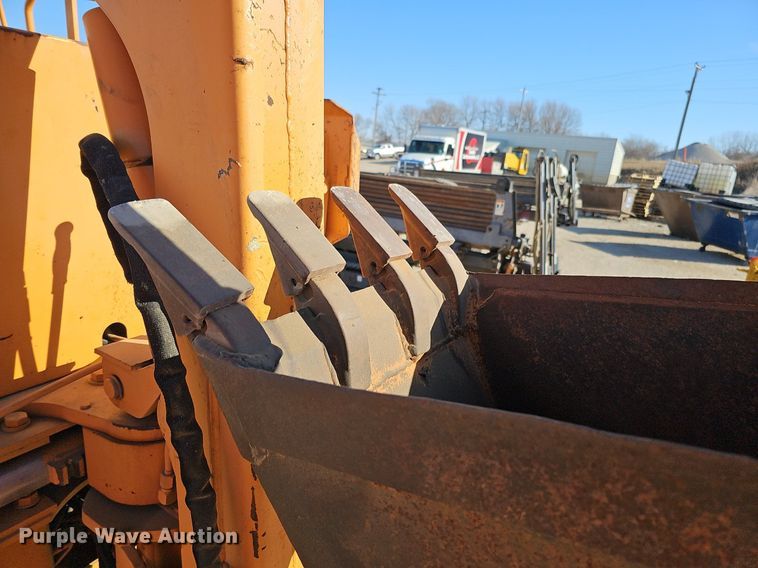 image for item DK0589 2000 Case 660 vibratory cable plow