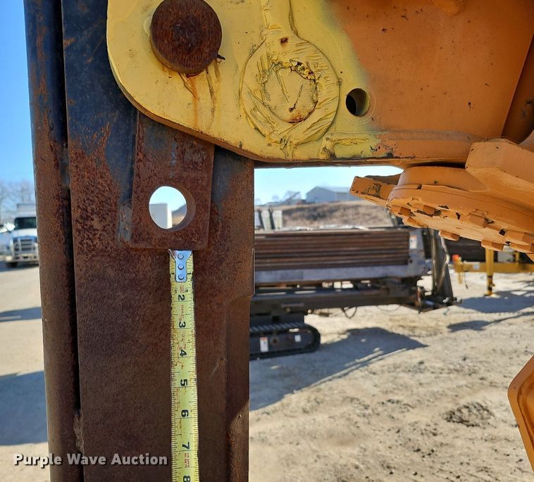 image for item DK0589 2000 Case 660 vibratory cable plow