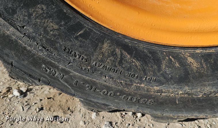 image for item DK0589 2000 Case 660 vibratory cable plow