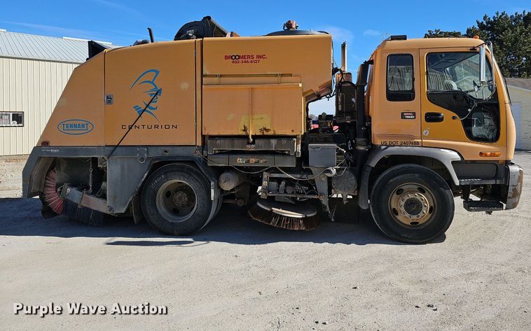 image for item DK0595 2004 GMC T7500 street sweeper truck